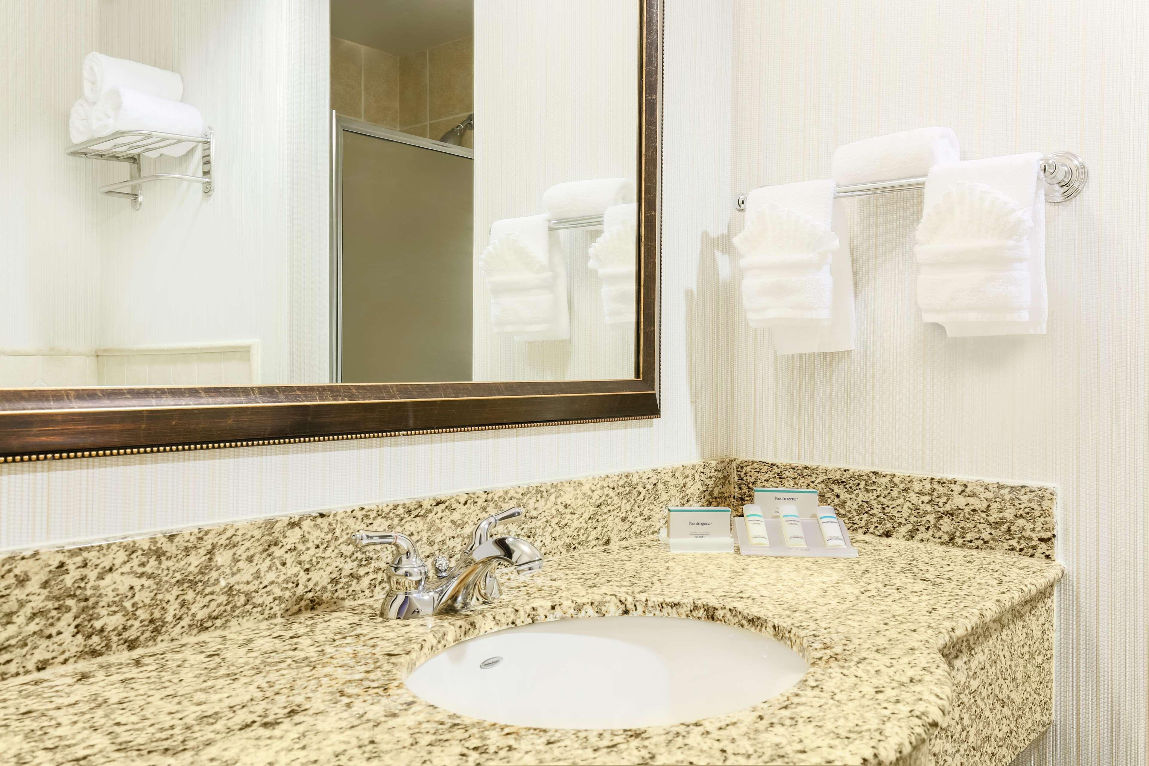 Hilton Garden Inn Dallas Льюисвилл Экстерьер фото